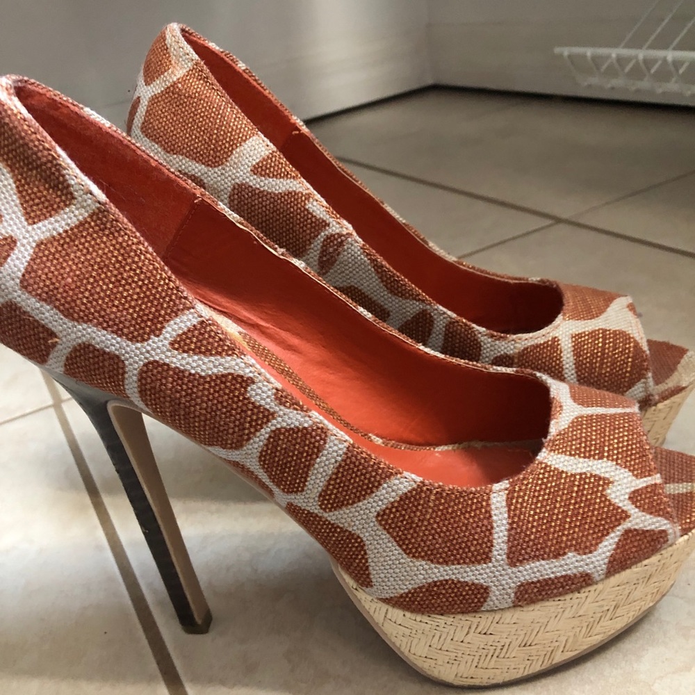 Beautiful Cheetah Print High Heels - Size 8
